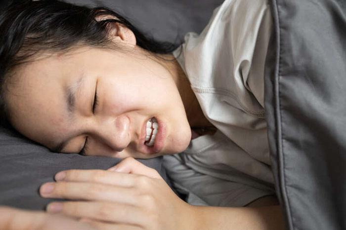 Nghiến răng khi ngủ sẽ gây mòn men và dẫn đến ê buốt răng