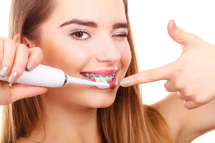 Niềng răng hoàn toàn có thể dùng bàn chải điện vệ sinh răng miệng