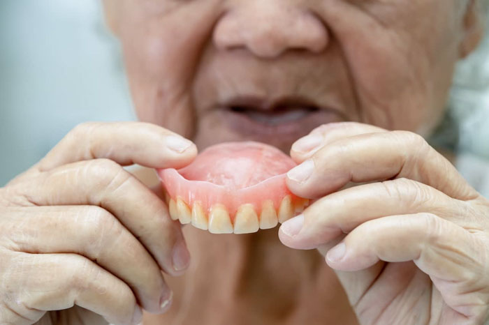 Răng giả tháo lắp được dùng nhiều cho bệnh nhân lớn tuổi bị mất răng