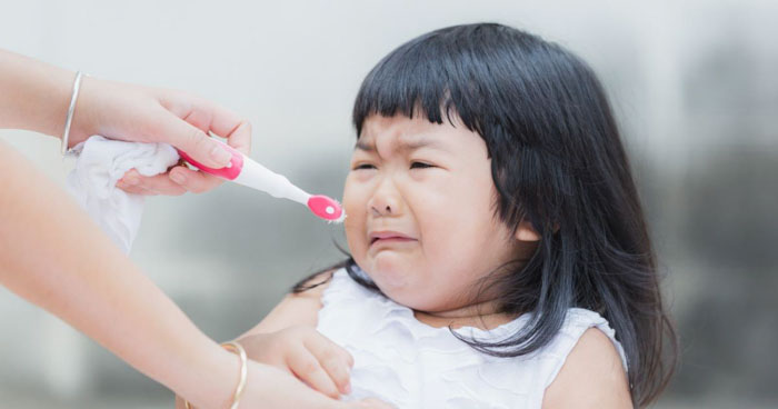 Trẻ lười đánh răng rất dễ làm phát sinh bệnh lý ở răng miệng