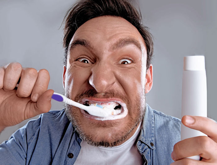 Chải răng quá mạnh dễ gây gãy mẻ miếng trắm