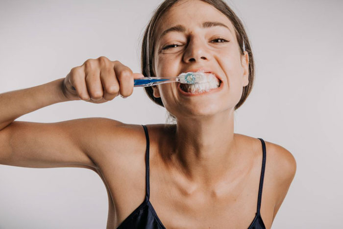 Chải răng sai cách là nguyên nhân hàng đầu dẫn đến mòn cổ chân răng