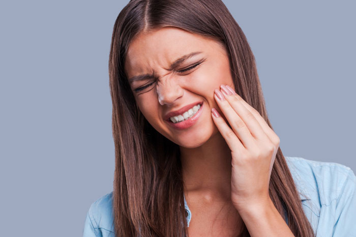 Đau răng là một trong những triệu chứng của sâu răng hàm