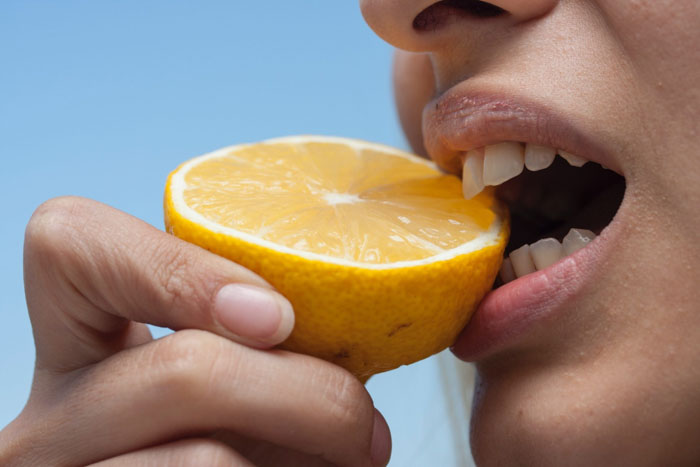 Dùng nhiều thực phẩm có tính axit cao cũng gây mòn men răng nhanh chóng
