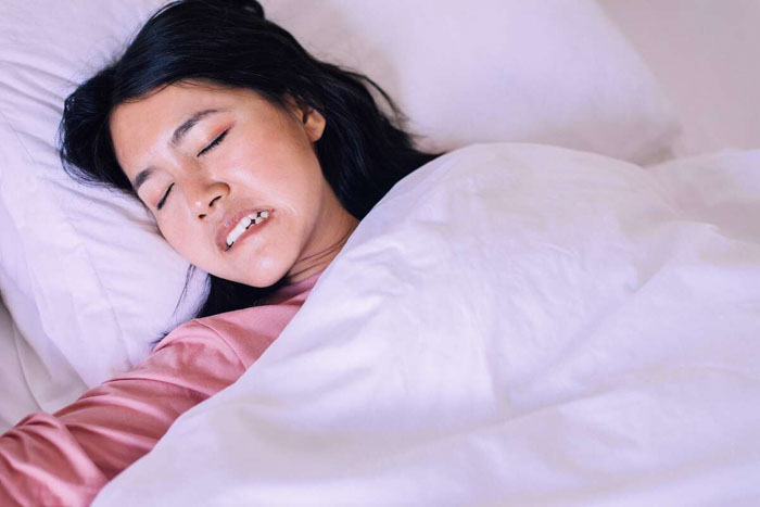 Tình trạng nghiến răng khi ngủ có thể sẽ làm tổn thương răng