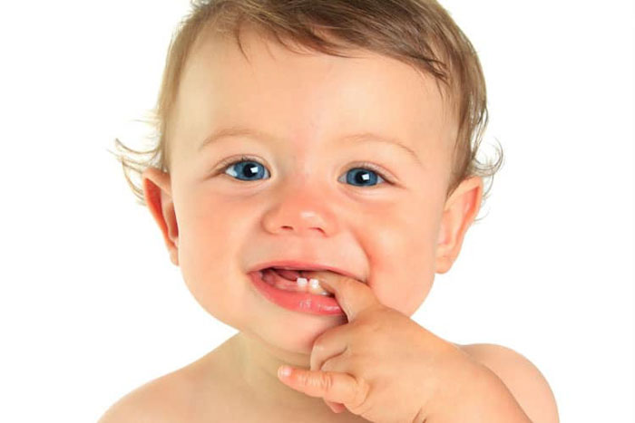 Trẻ có thói quen mút tay sẽ khiến hàm răng dần mọc lệch lạc