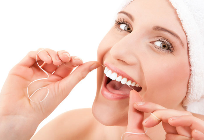 Làm sạch mảng bám trong kẽ răng bằng chỉ nha khoa
