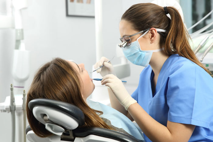 Thăm khám nha sĩ khi răng nanh gặp vấn đề