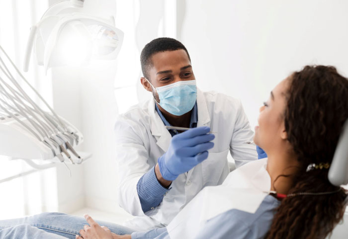 Thăm khám tình trạng răng miệng của bệnh nhân