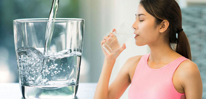 Uống nhiều nước mỗi ngày để không bị khô miệng, hôi miệng