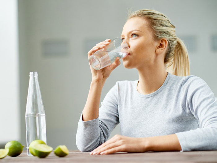 Uống nhiều nước tăng tiết nước bọt ngăn ngừa sâu răng