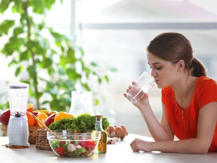 Ăn nhiều rau củ quả, uống nhiều nước giúp thanh nhiệt cơ thể