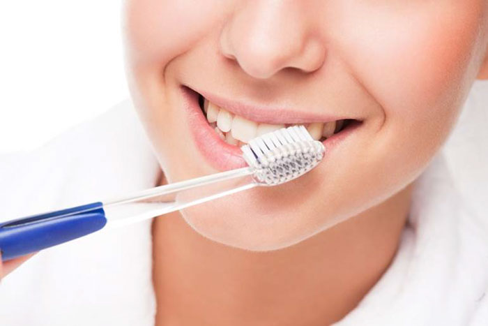 Chải răng đúng cách loại bỏ mảng bám trên răng