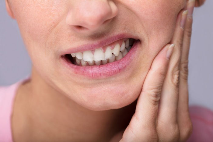 Ê buốt đau nhức là dấu hiệu của nứt răng