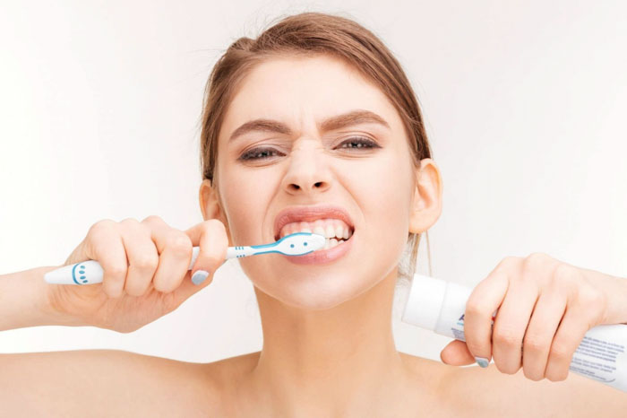 Ê buốt răng có thể do vệ sinh răng miệng sai cách