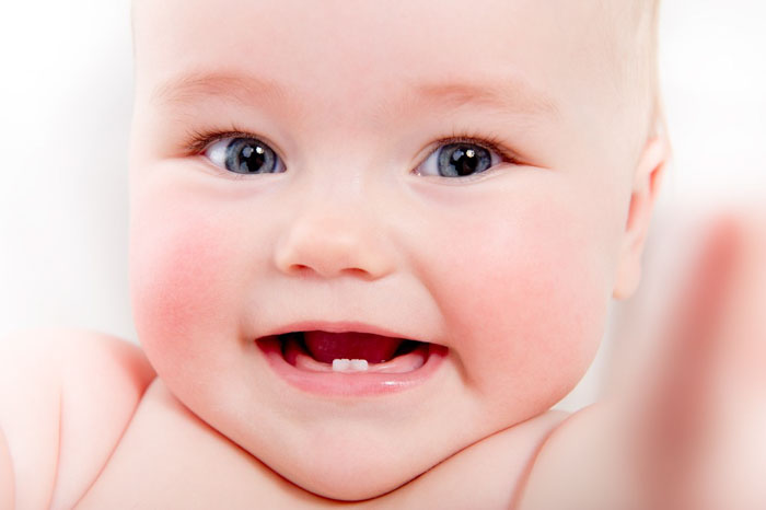 Khoảng 6 tháng tuổi trẻ sẽ bắt đầu mọc những chiếc răng sữa đầu tiên