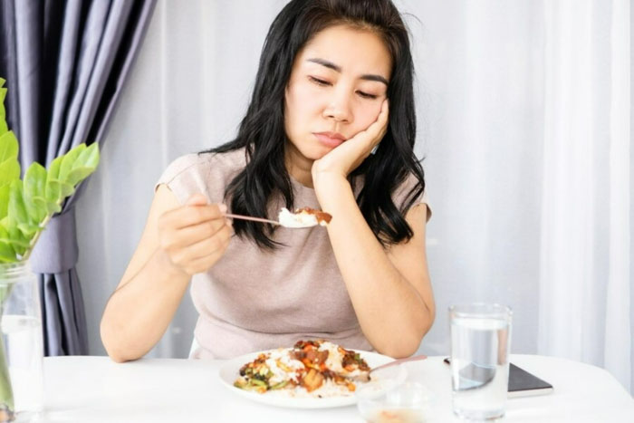 Nhiệt miệng kéo dài khiến bệnh nhân ăn uống khó khăn hơn