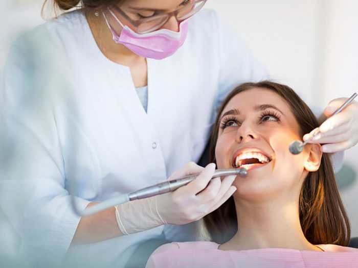Thăm khám răng định kỳ tại nha khoa
