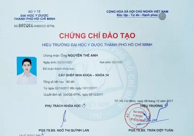 Chứng chỉ cấy ghép nha khoa do Đại học Y Dược Thành Phố Hồ Chí Minh cấp cho bác sĩ Nguyễn Thế Anh. Hình ảnh hiển thị chứng chỉ có nền trắng với logo trường Đại học Y Dược ở góc trên. Nội dung ghi nhận việc hoàn thành khóa học và đào tạo chuyên sâu về cấy ghép nha khoa của bác sĩ, bao gồm tên, chữ ký của người cấp chứng chỉ và ngày cấp.