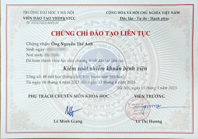 Chứng chỉ kiểm soát nhiễm khuẩn bệnh viện do Trường Đại Học Y Hà Nội cấp cho bác sĩ Nguyễn Thế Anh. Hình ảnh cho thấy chứng chỉ có logo của Trường Đại Học Y Hà Nội ở góc trên, với nội dung xác nhận hoàn thành chương trình đào tạo về kiểm soát nhiễm khuẩn trong bệnh viện. Chứng chỉ bao gồm tên bác sĩ, ngày cấp, và chữ ký của cơ quan cấp chứng chỉ.