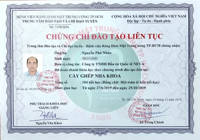 Hình ảnh chứng chỉ cấy ghép nha khoa của bác sĩ Nguyễn Phú Nhân, do Bệnh viện Răng Hàm Mặt Trung Ương Thành phố Hồ Chí Minh cấp. Chứng chỉ có con dấu chính thức và xác nhận hoàn thành khóa đào tạo chuyên sâu về cấy ghép nha khoa.