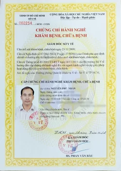 Hình ảnh chứng chỉ hành nghề số 002254/HCM-CCHN của bác sĩ Nguyễn Phú Nhân, với logo của cơ quan y tế, mã số hành nghề, chữ ký của lãnh đạo, và dấu xác nhận chính thức. Chứng chỉ cấp tại Thành phố Hồ Chí Minh, cho phép bác sĩ hành nghề trong lĩnh vực nha khoa.