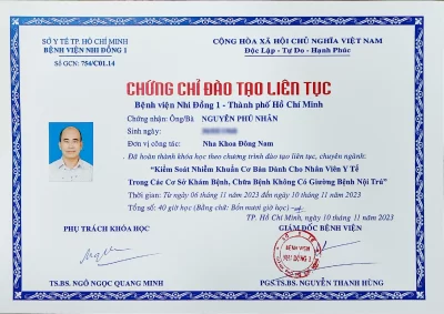 Hình ảnh chứng chỉ kiểm soát nhiễm khuẩn của bác sĩ Nguyễn Phú Nhân, cấp bởi Bệnh viện Nhi Đồng. Chứng chỉ có logo của bệnh viện, chữ ký của người có thẩm quyền và thông tin về việc hoàn thành khóa học kiểm soát nhiễm khuẩn.