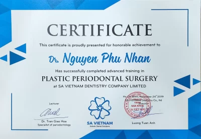 Hình ảnh chứng chỉ phẫu thuật nha chu thẩm mỹ của bác sĩ Nguyễn Phú Nhân, cấp bởi SA VIỆT NAM HOLISTIC DENTAL SOLUTIONS. Chứng chỉ được trang trí với logo của tổ chức, xác nhận về chuyên môn phẫu thuật nha chu thẩm mỹ.