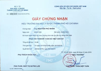Hình ảnh chứng chỉ phục hồi thẩm mỹ mặt dán sứ của bác sĩ Nguyễn Phú Nhân, được cấp bởi Đại học Y Dược Thành phố Hồ Chí Minh. Chứng chỉ thể hiện khóa học chuyên sâu về kỹ thuật dán sứ thẩm mỹ, với dấu và chữ ký của giảng viên, đại diện trường.