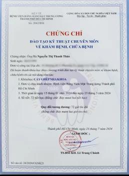Hình ảnh của chứng chỉ về cấy ghép nha khoa, với logo của Bệnh viện Răng Hàm Mặt Trung Ương ở góc trái phía trên. Tiêu đề "CHỨNG CHỈ CẤY GHÉP NHA KHOA" nổi bật ở giữa trang. Dưới tiêu đề là thông tin về tên người nhận chứng chỉ, bác sĩ Nguyễn Thị Thanh Thảo, và các chi tiết về ngày cấp, chương trình đào tạo, và chữ ký của đại diện bệnh viện.
