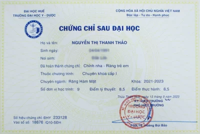 Chứng chỉ liên quan đến chỉnh nha cho trẻ em, tiêu đề "CHỨNG CHỈ CHỈNH NHA RĂNG TRẺ EM" được in nổi bật ở giữa. Logo Đại học Y Dược Huế, thông tin bác sĩ Nguyễn Thị Thanh Thảo, và chi tiết về chương trình đào tạo cũng xuất hiện trên tài liệu.