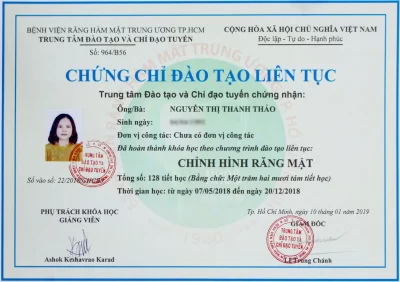 Chứng chỉ với tiêu đề "CHỨNG CHỈ ĐÀO TẠO LIÊN TỤC" xuất hiện ở phần trên của tài liệu, tiếp theo là nội dung ghi rõ chuyên ngành "Chỉnh hình Răng Hàm Mặt". Logo Bệnh viện Răng Hàm Mặt Trung Ương được in ở phía trên bên trái. Thông tin cá nhân của bác sĩ Thảo cùng ngày tháng cấp chứng chỉ và chữ ký người đại diện của bệnh viện cũng được hiển thị rõ.