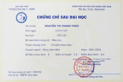 Chứng chỉ với tiêu đề "CHỨNG CHỈ ĐIỀU TRỊ NHA CHU", logo của Đại học Y Dược Huế nằm ở góc trái phía trên. Nội dung chứng chỉ bao gồm thông tin cá nhân của bác sĩ Nguyễn Thị Thanh Thảo, ngày cấp chứng chỉ, và chữ ký đại diện trường.