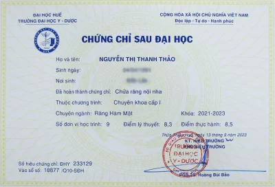Hình ảnh chứng chỉ đào tạo về điều trị nội nha với tiêu đề "CHỨNG CHỈ ĐIỀU TRỊ NỘI NHA". Logo Đại học Y Dược Huế và tên bác sĩ Nguyễn Thị Thanh Thảo xuất hiện rõ ràng. Các chi tiết về ngày cấp và chữ ký đại diện của trường cũng có trong chứng chỉ.