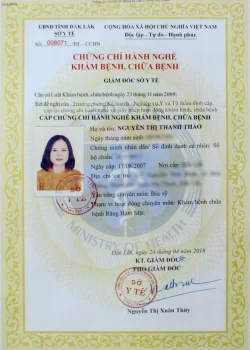 Hình ảnh một chứng chỉ hành nghề y dược, tiêu đề "CHỨNG CHỈ HÀNH NGHỀ" được viết nổi bật ở phần trên của tài liệu. Số chứng chỉ "008071/ĐL-CCHN" được ghi rõ ở góc trên hoặc gần tiêu đề. Nội dung bao gồm các thông tin chi tiết về họ tên người nhận là "Nguyễn Thị Thanh Thảo", ngày cấp chứng chỉ, cơ quan cấp chứng chỉ, và các điều kiện cụ thể cho phép hành nghề y tế.