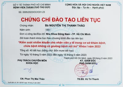 Hình ảnh của chứng chỉ có logo của Trường Đại học Y Hà Nội. Tiêu đề "CHỨNG CHỈ KIỂM SOÁT NHIỄM KHUẨN BỆNH VIỆN" nằm trên cùng, kèm theo thông tin bác sĩ Nguyễn Thị Thanh Thảo, ngày cấp và chữ ký của người đại diện trường.