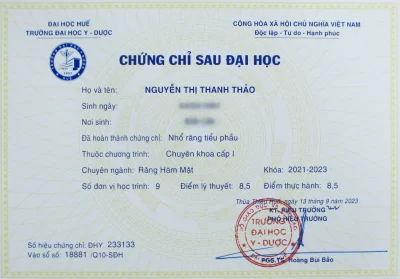 Chứng chỉ về kỹ năng nhổ răng tiểu phẫu có tiêu đề "CHỨNG CHỈ NHỔ RĂNG TIỂU PHẪU". Logo của Đại học Y Dược Huế nằm phía trên, với thông tin của bác sĩ Thảo được liệt kê ngay sau đó.