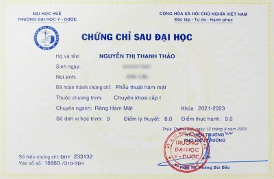 Hình ảnh chứng chỉ chuyên về phẫu thuật răng hàm mặt, có tiêu đề "CHỨNG CHỈ PHẪU THUẬT RĂNG HÀM MẶT" nổi bật ở giữa trang. Logo của trường Đại học Y Dược Huế và thông tin cá nhân của bác sĩ Thảo cũng được thể hiện rõ ràng.