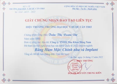 Chứng chỉ chỉnh nha và implant của bác sĩ Trần Thị Xuân Dự được cấp bởi Đại học Y Dược Cần Thơ. Chứng chỉ này thể hiện sự công nhận về khả năng và trình độ của bác sĩ trong lĩnh vực chỉnh nha và implant. Trên chứng chỉ có tên trường, logo của Đại học Y Dược Cần Thơ, và các thông tin khóa học cụ thể, kèm theo chữ ký và con dấu của cơ quan cấp chứng chỉ.
