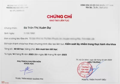 Chứng chỉ kiểm soát nhiễm khuẩn cấp cho bác sĩ Trần Thị Xuân Dự do Đại học Văn Lang cấp. Trên chứng chỉ có logo của Đại học Văn Lang, tên khóa học kiểm soát nhiễm khuẩn, và thông tin cá nhân của bác sĩ. Chứng chỉ được xác nhận với chữ ký và dấu mộc của đại diện nhà trường." Những alt text này giúp ngườ