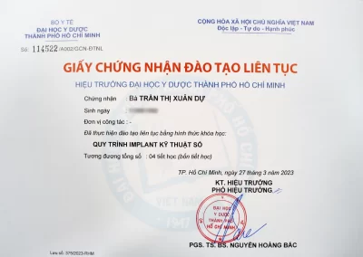 Chứng chỉ quy trình implant kỹ thuật số của bác sĩ Trần Thị Xuân Dự được cấp bởi Đại học Y Dược Thành Phố Hồ Chí Minh. Chứng chỉ này ghi nhận hoàn thành khóa học implant kỹ thuật số, với tên trường được ghi rõ ở đầu chứng chỉ, logo của Đại học Y Dược TPHCM, và thông tin chi tiết về khóa học. Chứng chỉ có chữ ký của giảng viên và con dấu của trường.