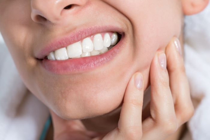 Mài răng bọc sứ sai cách làm răng trở nên nhạy cảm khi ăn uống