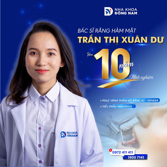 Chân dung bác sĩ Trần Thị Xuân Dự, chuyên khoa Răng Hàm Mặt, với chứng chỉ hành nghề số 008256/ĐL-CCHN. Bác sĩ có chuyên môn cao trong lĩnh vực cấy ghép Implant, phục hình sứ thẩm mỹ, Veneer và tiểu phẫu nha khoa, đồng thời sở hữu các chứng chỉ từ Đại học Y Dược Thành phố Hồ Chí Minh và Đại học Y Dược Cần Thơ về kỹ thuật Implant và chỉnh nha.