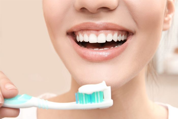 Chải răng ít nhất 2 lần/ngày để bảo vệ răng bọc sứ