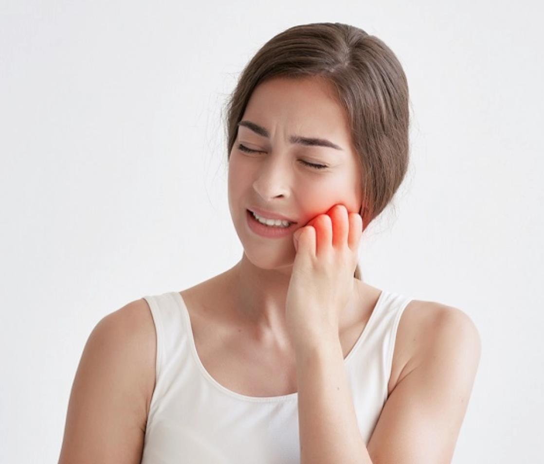 răng bọc sứ lâu năm bị đau nhức