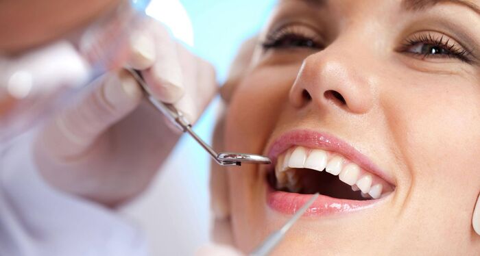 Kiểm tra tình trạng răng miệng trước khi cấy ghép Implant Multi