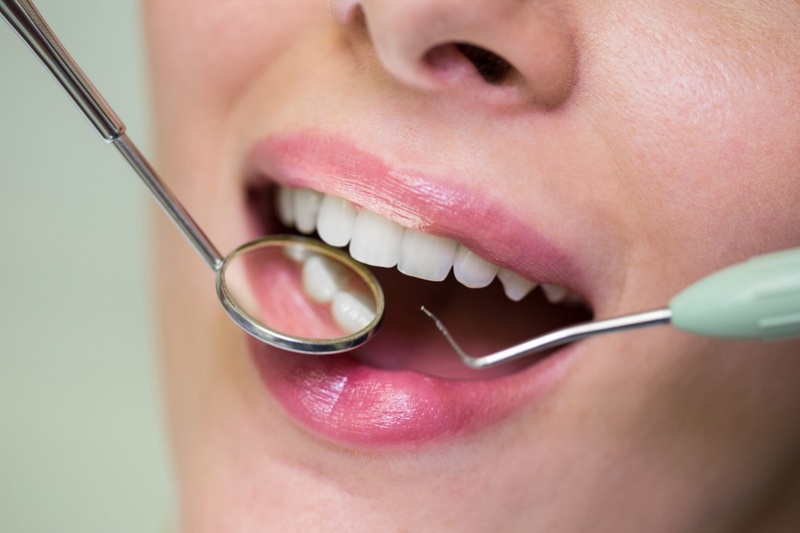 Răng sứ bị cộm, cấn khi ăn nhai