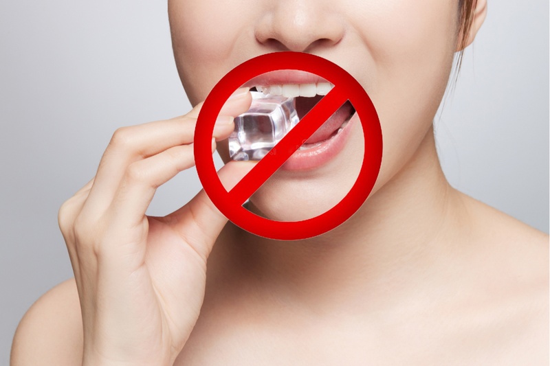 Sau khi bọc sứ cần tránh ăn nhai thực phẩm quá cứng