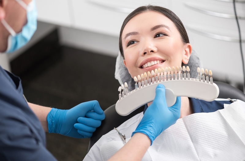 Thời gian có thể ăn uống sau khi bọc răng sứ phụ thuộc vào nhiều yếu tố
