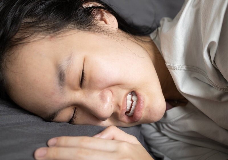 Thói quen nghiến răng khi ngủ làm sai lệch cấu trúc răng